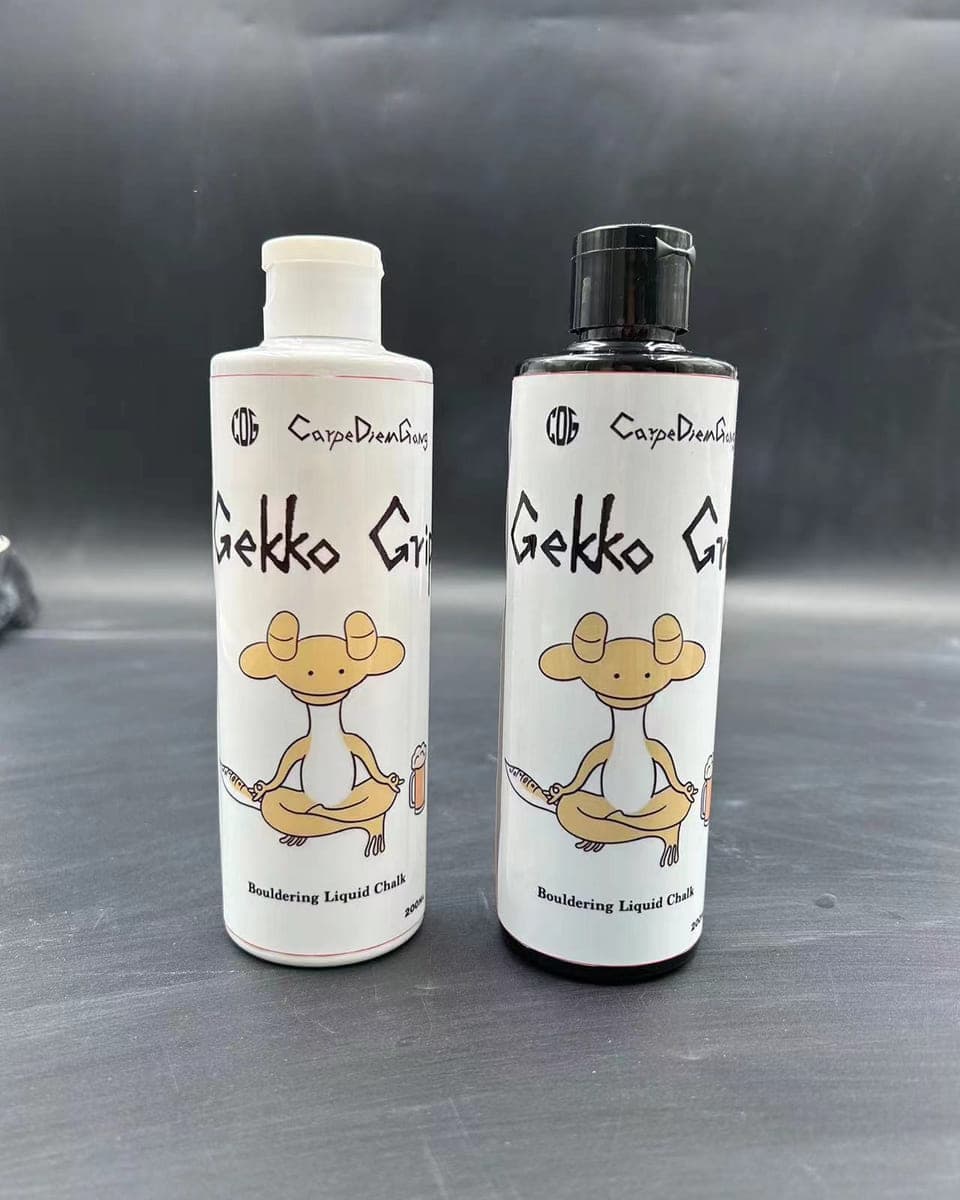 Bílá a tmavá lahvička Gekko Grip vedle sebe